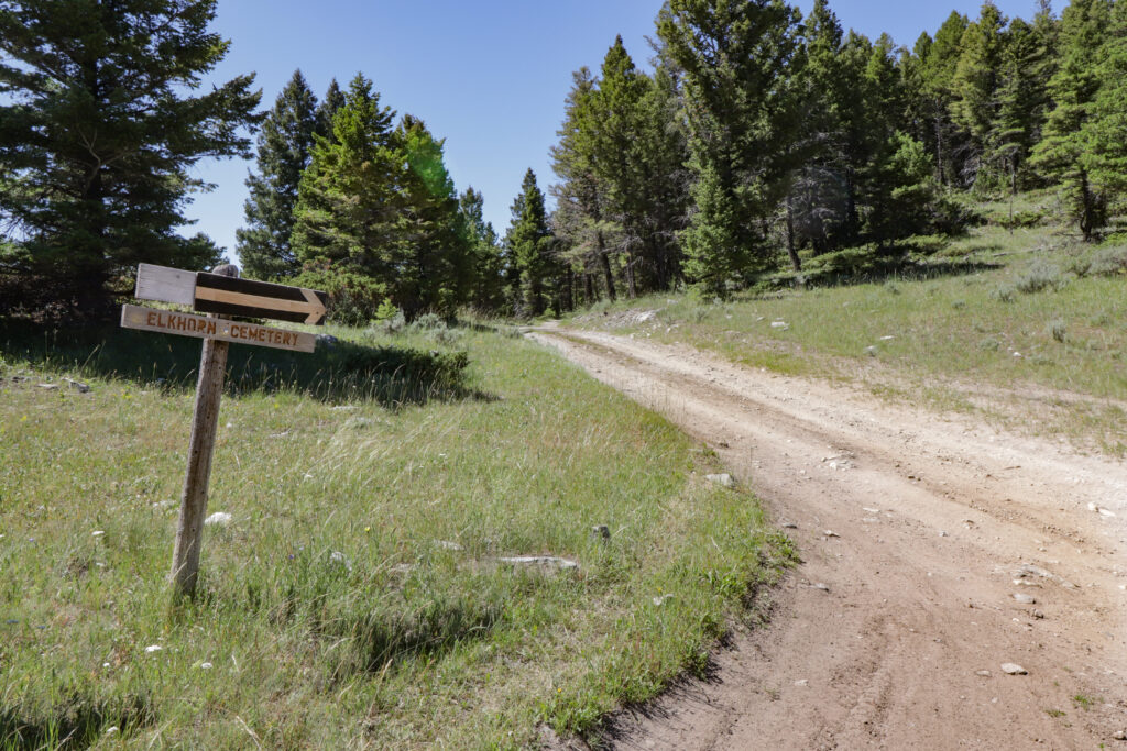 Sign pointing to Elkhorn Cemetery