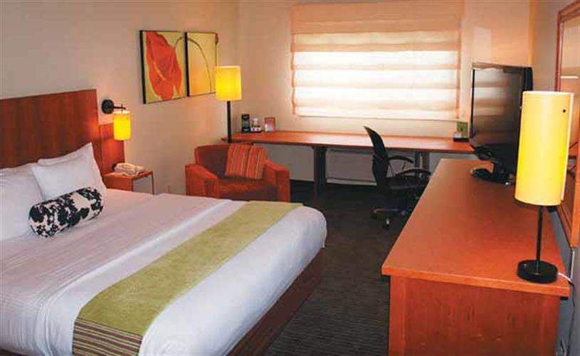 La Quinta Inn & Suites: guest room